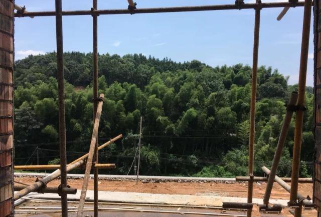 有了很多人提前將在農(nóng)村閑置的宅基地開始構(gòu)筑起自己理想的家園，也為以后老了回去留下了一塊無價的福地