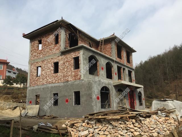 怎么在農(nóng)村建一棟既好看又實用的房子呢？今天小編帶來3套建房案例，供各位參考!