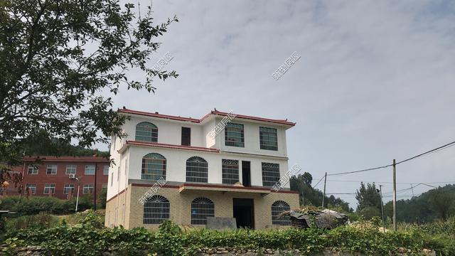怎么在農(nóng)村建一棟既好看又實用的房子呢？今天小編帶來3套建房案例，供各位參考!