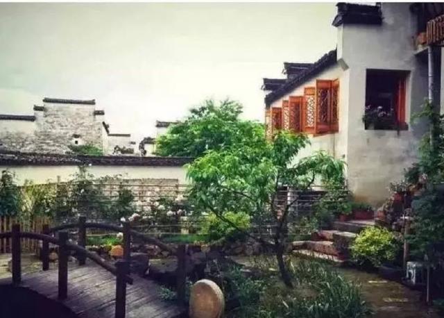 在鄉(xiāng)下買一棟閑置的舊房子進(jìn)行翻新，并在復(fù)活后將其改造成住宅和別墅,也是好的一筆投資