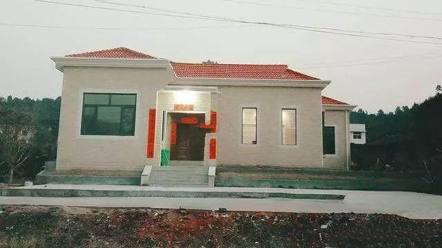 二三層的小洋樓的確很好看，但并不是說(shuō)它就適合每個(gè)家庭建造。對(duì)于宅基地適中，家中人口又不是很多的家庭，建個(gè)一層的小平房就很好。