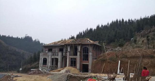 　將福建地區(qū)四棟別墅的設(shè)計與現(xiàn)實生活中的景觀進行對比?，F(xiàn)實生活看起來確實更好！