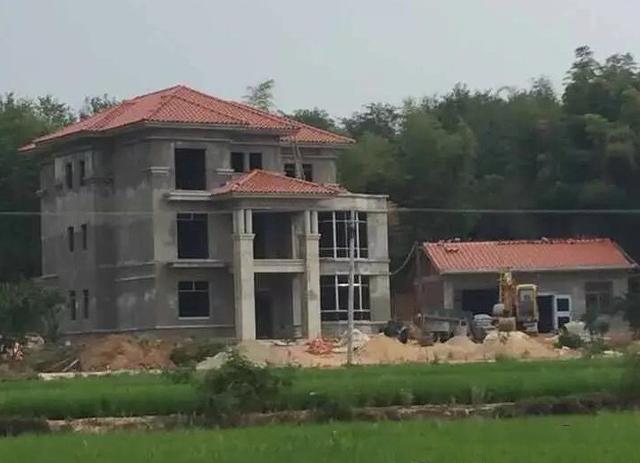 　將福建地區(qū)四棟別墅的設(shè)計與現(xiàn)實生活中的景觀進行對比?，F(xiàn)實生活看起來確實更好！