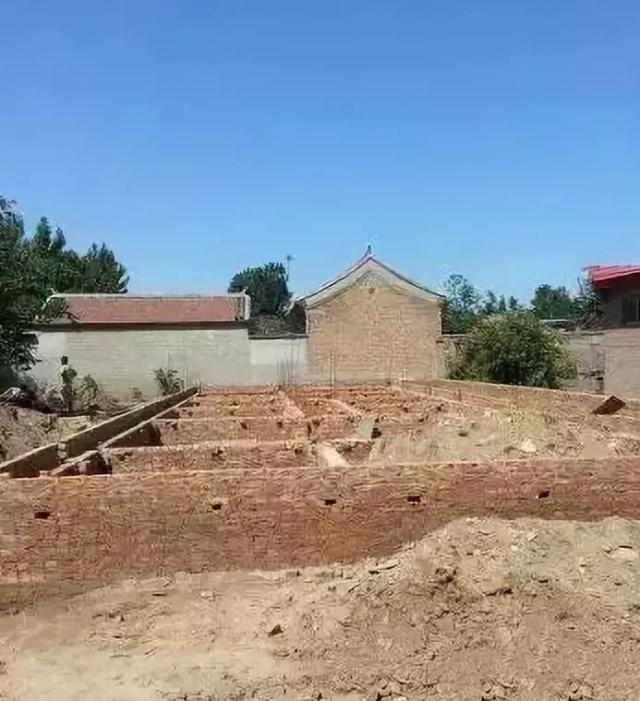 與在城里買一套兩居室公寓相比，你可以在你的家鄉(xiāng)建一棟別墅?，F(xiàn)在讓我們來看看！