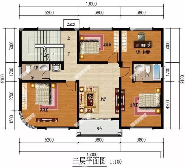 四層的鄉(xiāng)村別墅設(shè)計(jì)有斜屋頂，第一個(gè)客廳是空的，非常時(shí)尚有陽光的房間！