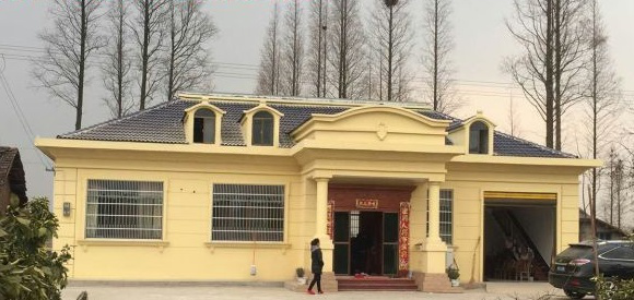 帶有閣樓的歐式一層半鄉(xiāng)村別墅的設(shè)計(jì)非常實(shí)用，可以作為兩層使用，沒(méi)有浪費(fèi)。