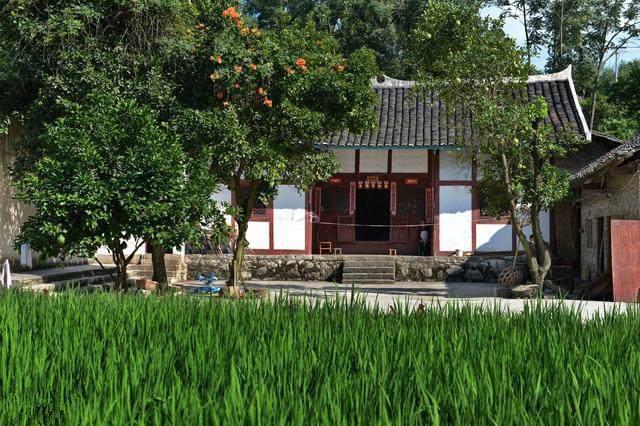 我向你們展示一套新農(nóng)村的平面圖，寬15米，深13米。它計(jì)劃建在豫北的農(nóng)村。這間公寓怎么樣？